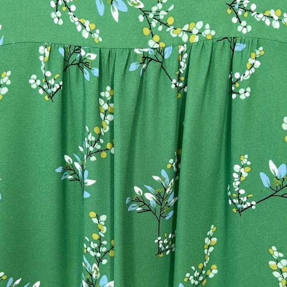 LOFT V Neck Flutter Sleeve Green Floral Blouse Size MP - Picture 5 of 11